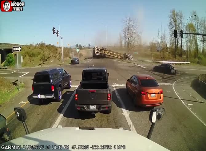 Video :Everything in its path is destroyed by a semi-trailer without brakes